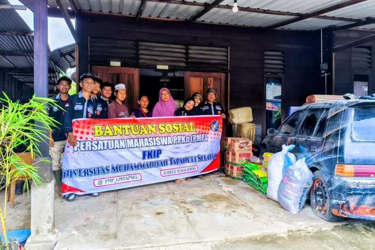Ketua Prodi PPKn FKIP UM Tapsel, Fajar Padly, bersama dosen dan mahasiswa menyerahkan bantuan kepada korban banjir dan longsor di Desa Tandihat, Kecamatan Angkola Selatan, Kamis (11/12/2025).(Foto : Realitasonline / Riswandy)