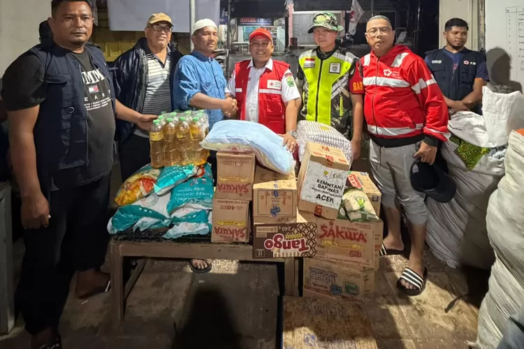 Ketua PMI Bireuen, Edi Saputra (memakai rompi PMI) didampingi Babinsa Kodim 0111/ Bireuen, menyerahkan bantuan untuk korban banjir di Gampong Ie Rhoeb dan Keude Lapang, Kecamatan Gandapura, Minggu (14/12/2025).Foto Dokumen Realitasonline.id