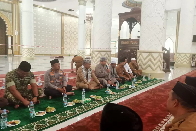 Bupati Abdya Safaruddin mendampingi Abu Dayah Manyang Puskiyai Aceh Tgk H Farmadi ZA MSc dan unsur Forkompinda menggelar doa dan zikir bersama dalam hal menolak bala dari marabahaya di Mesjid Agung Baitul Ghafur Abdya, Senin (15/12/2025)