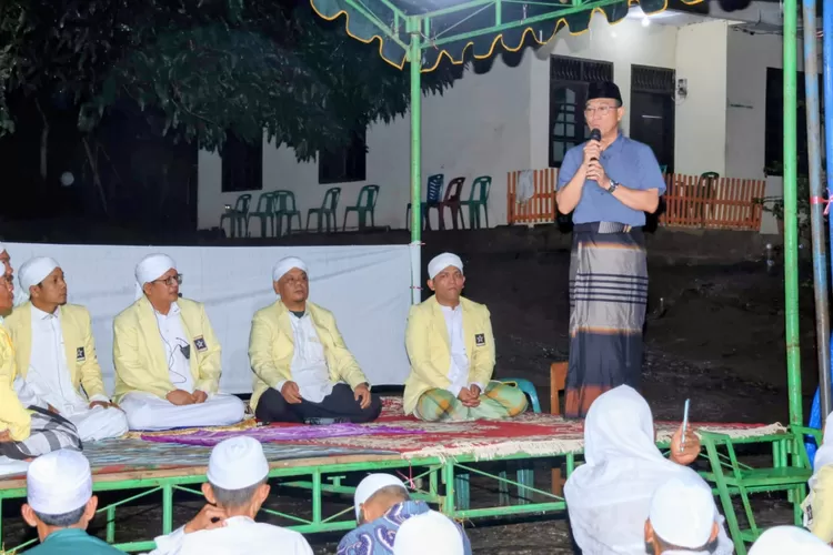 Bupati Tapsel H. Gus Irawan Pasaribu beri sambutan saat kunjungi Desa Tandihat, Kecamatan Angkola Selatan, Kabupaten Tapsel, Minggu (14/12/2025) malam.(Foto : Realitasonline / Riswandy)