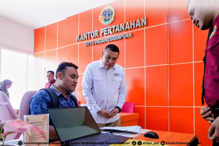 Wamen ATR/Waka BPN Ossy Dermawan, tinjau pelayanan pertanahan saat kunjungan kerja ke Kantah Kota Padangsidimpuan, Rabu (10/12/2025).(Foto : Realitasonline / Ist)