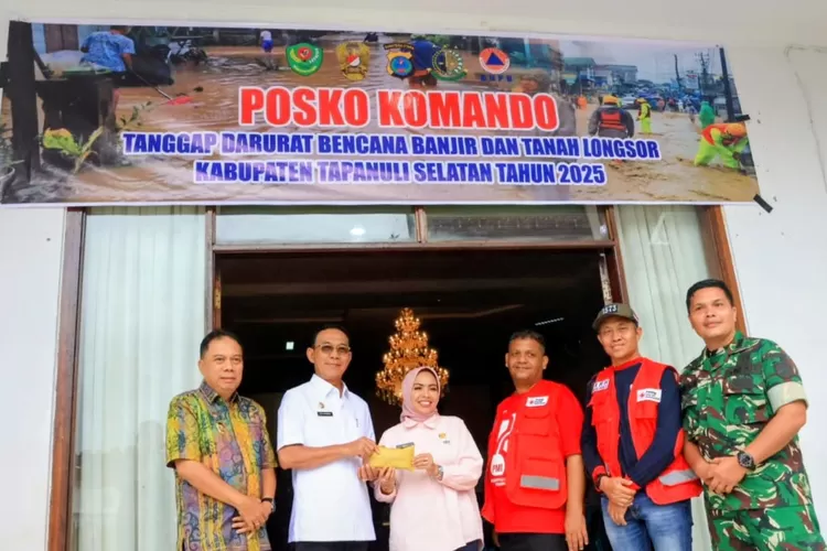 Bupati Tapsel H Gus Irawan Pasaribu menerima bantuan dari Pemkab Labuhanbatu untuk korban banjir dan longsor di Tapsel, diserahkan Bupati Labuhanbatu, dr. Hj. Maya Hasmita, di Posko Komando tanggap darurat di Gedung Serba Guna Sarasi, Komplek Perkantoran Pemkab Tapsel, Sipirok, Kamis (11/12/2025).(F