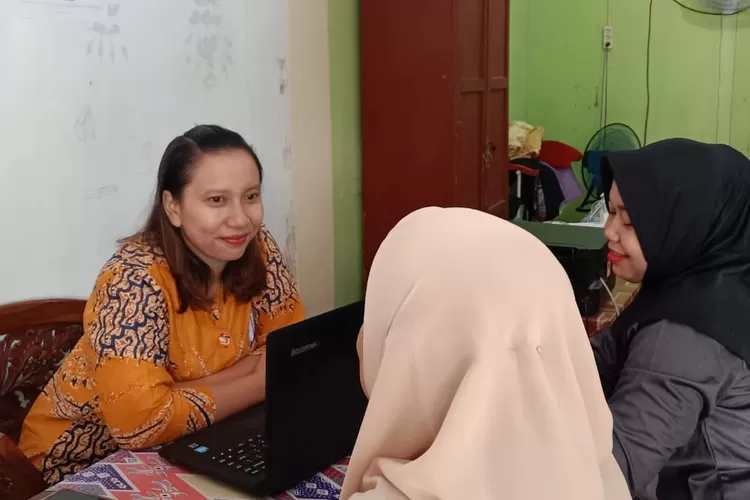Sosok Martogi Veronica Manik pemeluk Agama Katolik seorang tenaga administrasi di MIN 9 Langkat hadir dengan ketenangan, ketulusan dan pelayanan tanpa sekat.