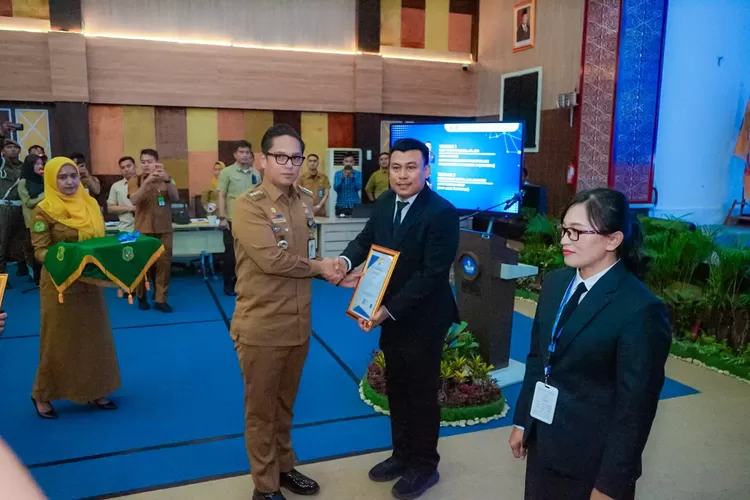 Rico Waas resmi tutup pelatihan Kepemimpinan Pengawas Anhkatan II di lingkungan Pemko Medan, Senin (15/12/2025).