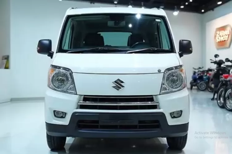 Suzuki Carry Van adalah sebuah mini van yang dikenal karena ukurannya yang kompak, andal, dan hemat bahan bakar. (Tangkapan Layar YouTube Scott Wheel)