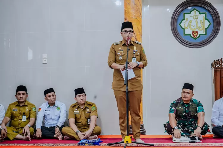 Wali Kota Rico Waas laksanakan safari Asar di Masjid Al Mujahidin Yonko 469 Kopasgat Medan Polonia, Senin (15/12/2025).