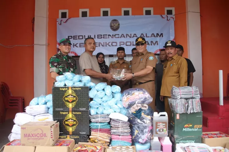 &lrm;Pemkab Aceh Selatan Bersama Satgas Gulbencal Salurkan Bantuan Logistik Kemenko Polhukam Pada Warga Terdampak Banjir Trumon Raya secara simbolis.(realitasonline.id/zul)