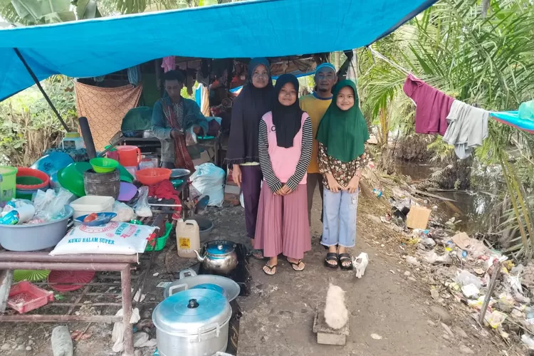 Syafa Salsabila siswi kelas VIII MTsN 1 Langkat tetap ikut Assesmen Sumatif Akhir Semester ditengah banjir.