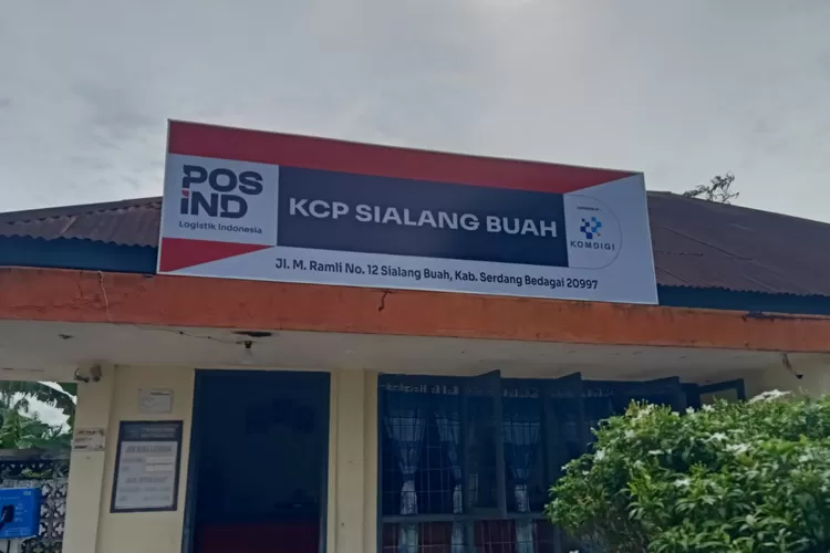 Kepala Kantor Pos (Ka.Pos) Indonesia KCP Sialang Buah, Khairil, saat dikonfirmasi di ruang kerjanya menyatakan tidak mengetahui bahwa penerima bantuan tersebut merupakan aparatur desa yang aktif menjabat sebagai kepala dusun