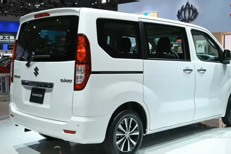 Suzuki Carry Minivan 2025 adalah versi terbaru dari Carry yang dirancang untuk menjadi kendaraan serbaguna yang tidak hanya bisa dipakai sebagai mobil niaga ringan tetapi juga sebagai minivan keluarga atau untuk usaha kecil. (Tangkapan Layar YouTube Auto Insights)