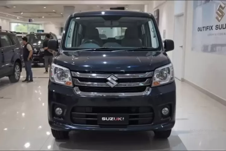 Suzuki Carry Minivan 2025 adalah kendaraan niaga kecil yang dikenal sebagai &ldquo;workhorse&rdquo; atau pekerja tangguh di kelasnya karena kemampuan utility-nya yang besar meskipun dimensinya kompak. (Tangkapan Layar YouTube  Auto Insights Reviews )