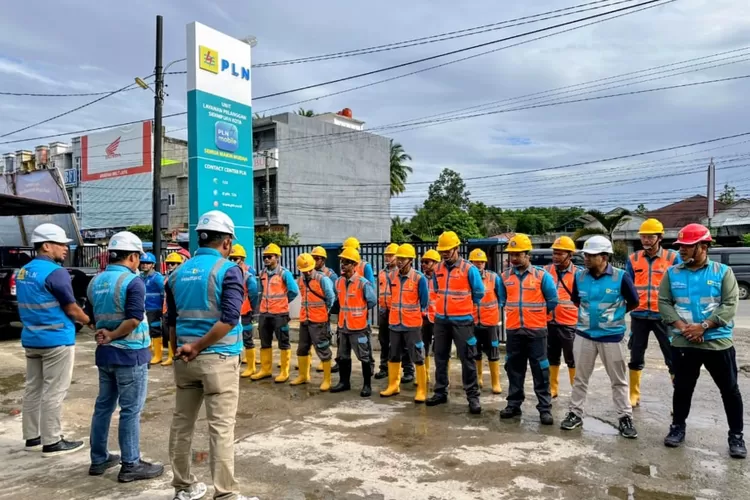 Personel PLN ULP Padangsidimpuan Kota siaga melayani menjaga keandalan listrik selama perayaan Natal 2025 dan Tahun Baru 2026