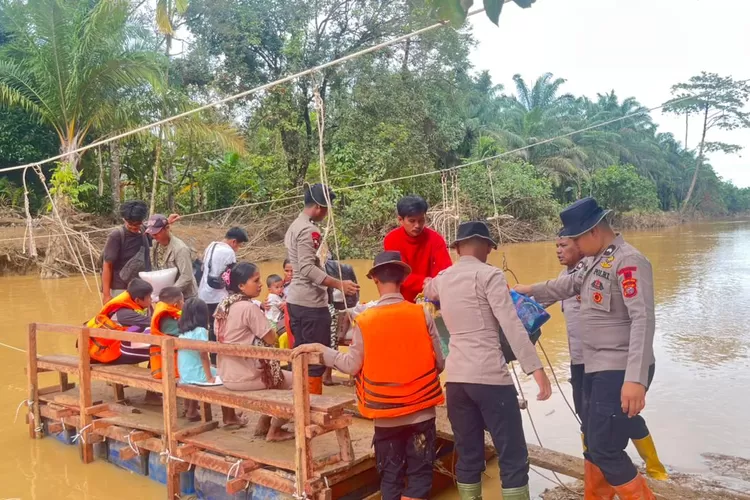 Rakit Darurat Buatan Brimob Poldasu Digunakan Warga Sebagai Sarana Penghubung Antara Desa di Sibolga