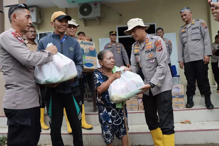118 Warga Rusunawa dan 21 Pengungsi Menerima Bantuan Sembako Dari Kapoldasu Melalui Polres Tapteng.