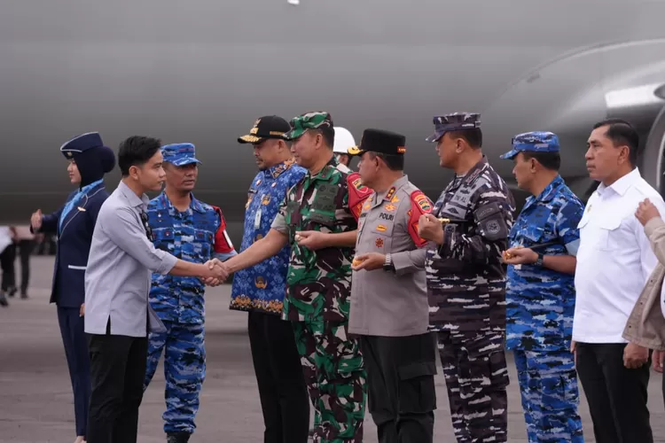  Pangdam I/BB Sambit Kedatangan Wapres Di lanud Soewondo Medan Lanjut ke Gayo Lues Tinjau Korban Bencana di Aceh