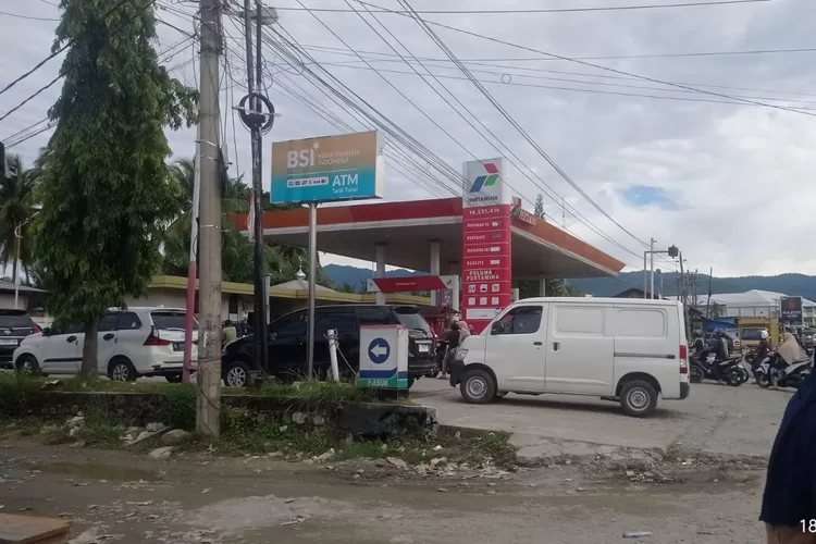 Suasana antrean kendaraan di SPBU Pantai Perak, Kecamatan Susoh, Kabupaten Abdya pada Kamis (18/12/2025) sekitar pukul 09.30 WIB, relatif tidak lagi menjalar ratusan meter hingga ke badan jalan nasional seperti sebelumnya.