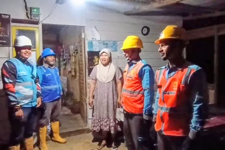 Warga Huta Godang, Batu Satahil, dan Sukarame menunjukkan ekspresi kegembiraan setelah listrik mulai menyala kembali pasca bencana yang melanda wilayah tersebut, Rabu (17/12/2025). (Foto : Realitasonline / Riswandy)