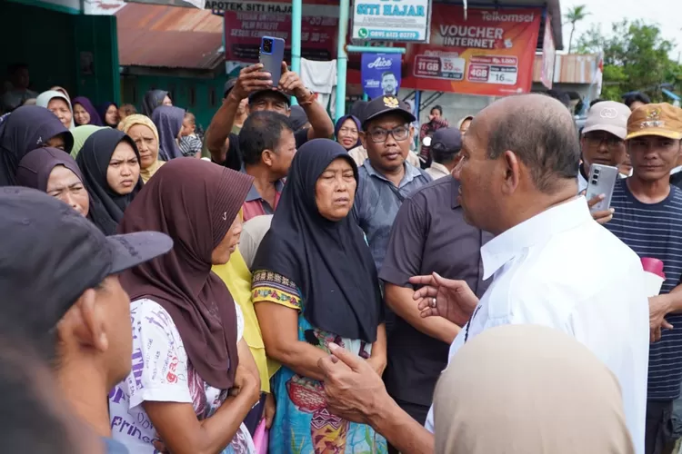 Untuk mencapai desa tersebut, Bupati Afandin harus menyebrangi jalur alternatif menggunakan getek di Desa Hinai Kiri