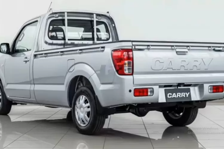 Suzuki Carry di Indonesia adalah salah satu mobil pickup niaga ringan yang sangat populer dan praktis untuk berbagai kebutuhan usaha. (Tangkapan Layar YouTube Auto Harga)