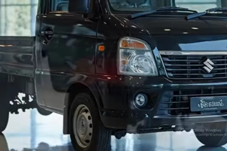 Suzuki Carry 2025 adalah mobil niaga ringan yang menjadi favorit di kalangan pengusaha kecil dan menengah karena menawarkan kombinasi harga yang sangat terjangkau (Tangkapan Layar YouTube  Mufti Ismail Menk Clips)