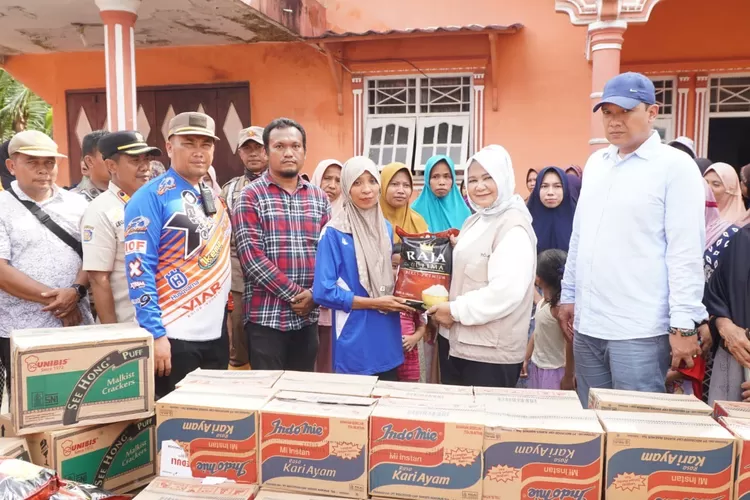 Bantuan tersebut diterima langsung oleh Kepala Desa Salahaji, Lestari, SPd, bersama Camat Pematang Jaya, Dian Kurniawan Siregar, S.STP, dan disaksikan ratusan warga yang hadir.