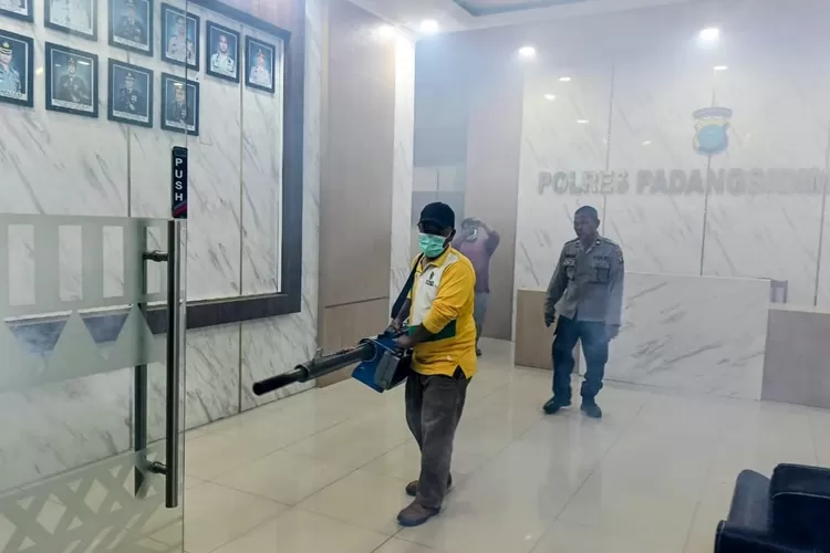 Mencegah penyebaran penyakit DBD dan malaria pada musim hujan, Polres Padangsidimpuan melaksanakan kegiatan fogging nyamuk atau penyemprotan insektisida di lingkungan Mako Polres Padangsidimpuan, Minggu (14/12/2025). (Foto : Realitasonline / Riswandy)