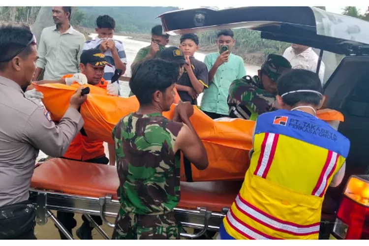 Sopir Ambulans PT Takabeya, Rahmat T Geurugok, anggota TNI dan anggota Polres Bireuen saat mengangkat jasad Syarifuddin M Daud untuk dievakuasi ke rumah sakit. (Realitasonline.id/AJ)