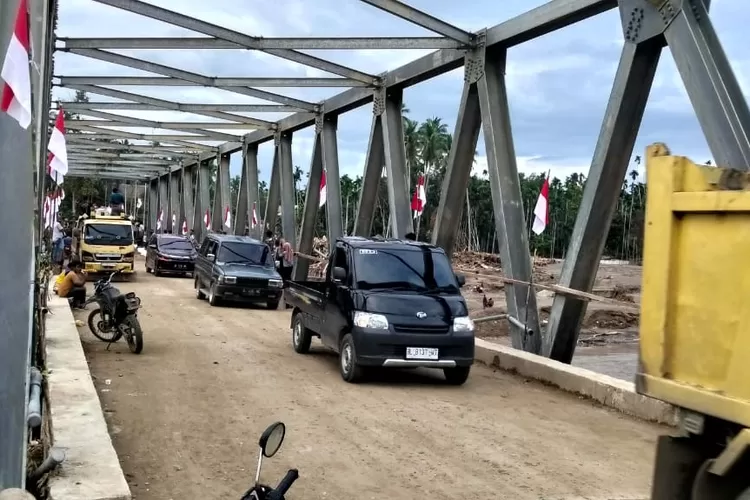 Kendaraan dari arah Medan melintasi jembatan alternatif Teupin Reudeup - Awee Geutah. Foto (AJ)