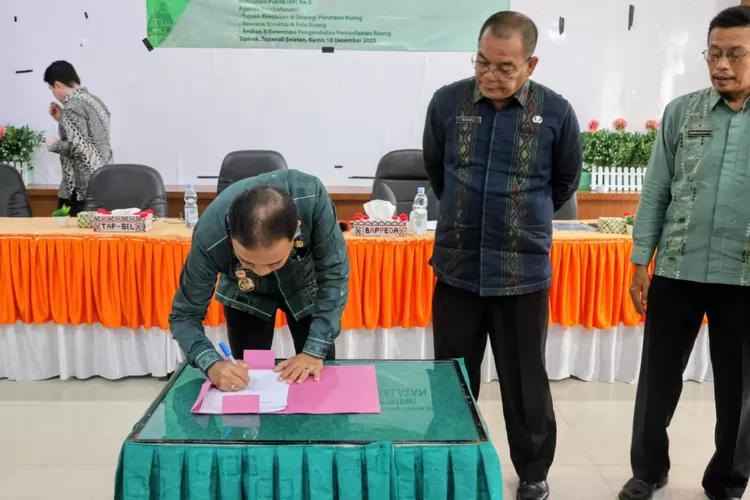 Wakil Bupati Tapsel Bupati H. Jafar Syahbudin Ritonga atas nama Buoati Tapsel H. Gus Irawan Pasaribu, membuka kegiatan KP ke-2 Penyusunan Revisi Perda Kabupaten Tapsel Nomor 5 Tahun 2017 RTRW yang digelar di Aula Kantor Bappeda Tapsel, di Sipirok, Kamis (18/12/2025).(Foto : Realitasonline / Riswandy