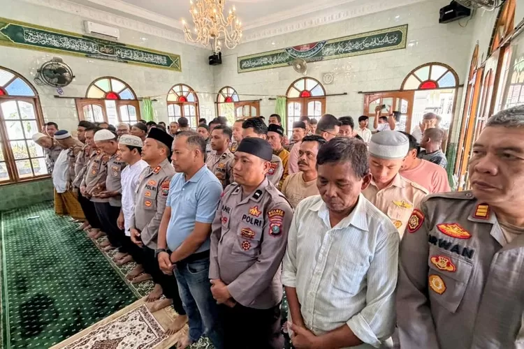 Polres Padangsidimpuan melaksanakan kegiatan Sholat Ghaib serta doa bersama untuk para korban bencana banjir di wilayah Sumatera, yang berlangsung di Masjid Al-Muqorobbin Polres Padangsidimpuan, Jalan SM Raja, Kota Padangsidimpuan, Jumat (19/12/2025). (Foto : Realitasonline / Riswandy)