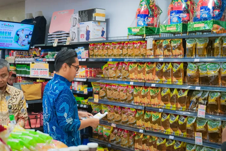 Wali Kota Rico Waas sidak di sejumlah pasar Kota Medan guna pastikan stabilitas harga jelang Natal dan Tahun Baru, Kamis (18/12/2025).