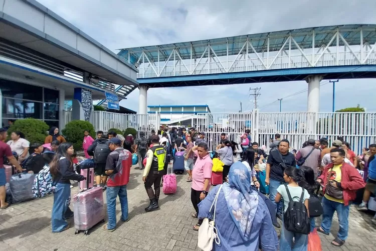 Arus penumpang tampak memadati terminal penumpang bandar Deli Pelabuhan Belawan, Jumat (19/12/2025) Menjelang libur Natal 2025 dan Tahun Baru 2026. Pelindo regional 1 Belawan memastikan kesiapan fasilitas dan pengaturan alur penumpang untuk mengantisipasi lonjakan penumpang, khususnya keberangkatan 