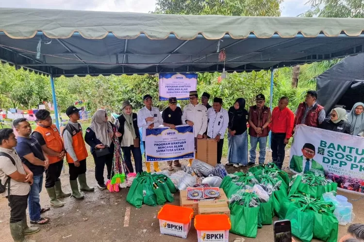 Komisi VIII DPR RI Marwan Dasopang berssma Ketua BPKH Pusat Dr. Fadlul Imansyah, serahkan bantuan untuk pengungsi bencana Tapsel di posko pengungsian Dusun Purba Tua, Desa Marsada, Kecamatan Sipirok, Kabupaten Tapsel, Jumat (19/12/2025). (Foto : Realitasonline / Riswandy)