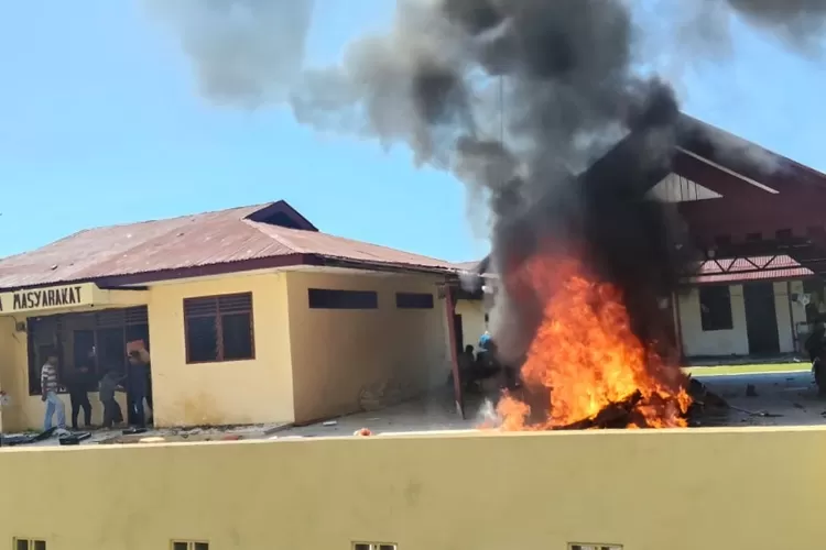 Warga Singkuang kecamatan Muara batang gadis kabupaten Mandailing Natal Sumatera Utara di mapolsek MBG, Sabtu (20/12/2025).