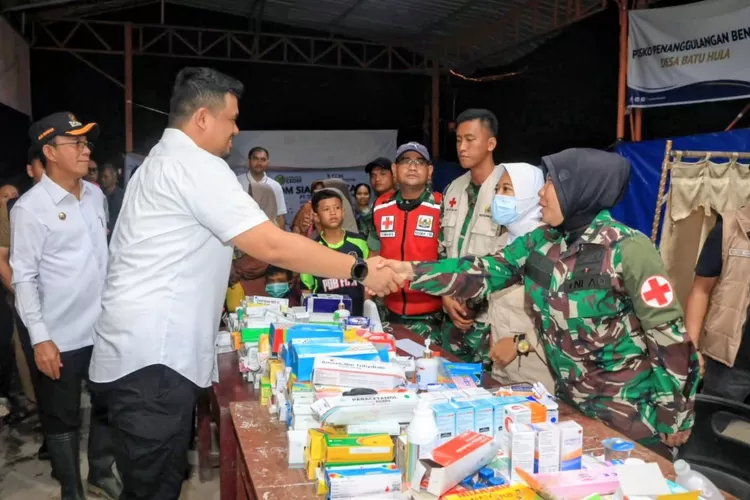 Gubsu Muhammad Bobby Afif Nasution bersama Bupati Tapsel H. Gus Irawan Pasaribu meninjau posko kesehatan di wilayah terdampak bencana banjir bandang dan longsor di Kecamatan Garoga dan Desa Batu Hula, Kecamatan Batangtoru, Kabupaten Tapsel, Jumat (19/12/2025).(Foto : Realitasonline / Riswandy)