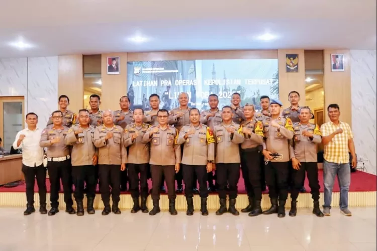 Kapolres Padangsidimpuan AKBP Dr. Wira Prayatna, foto bersama dengan personil usai menggelar Latpra Ops Lilin Toba 2025 di Aula Pratidina Mapolres Padangsidimpuan, Jalan SM. Raja, Kota Padangsidimpuan, Jumat (19/12/2025). (Foto : Realitasonline / Riswandy)