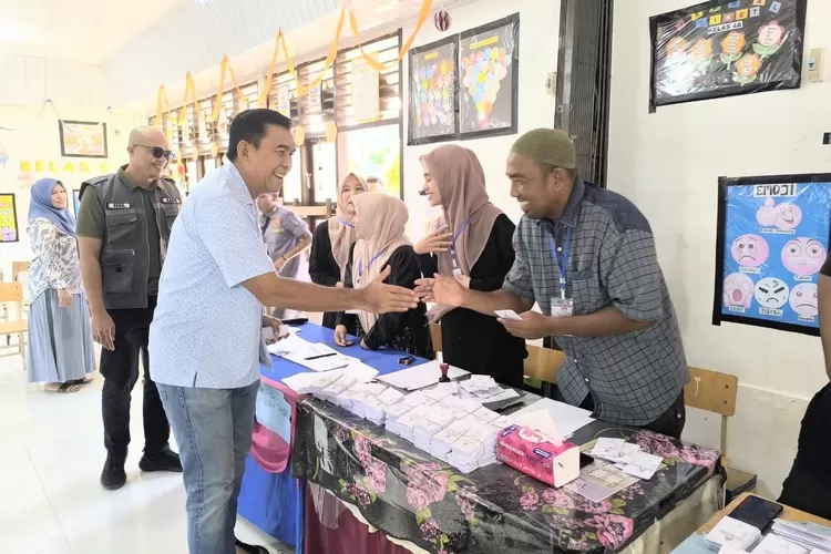 Bupati Simeulue Gunakan Hak Pilihnya di TPS 04 Desa Suka Karya Kecamatan Simeulue Timur, Sabtu (20/12/2025)