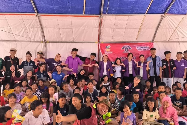 Para mahasiswa/i Universitas dan Politeknik MBP bersama anak-anak korban terdampak banjir di Tapanuli Selatan &amp; Sibolga (HumasUMBP)