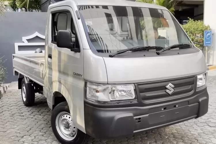 Suzuki Carry 2024 adalah mobil niaga ringan yang dirancang untuk kebutuhan usaha modern dengan fokus pada daya angkut, efisiensi, dan kenyamanan dasar. (Tangkapan Layar YouTube Imam Munandar)