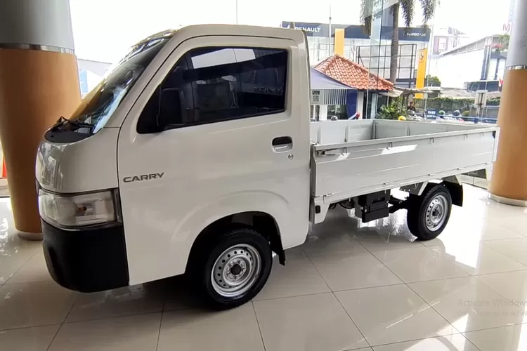 Suzuki Carry Pickup menawarkan beberapa kelebihan yang membuatnya sering dipilih dibandingkan Daihatsu GrandMax. (Tangkapan Layar YouTube InfoMotif)