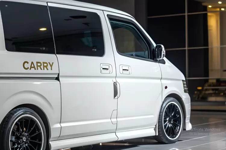 Suzuki Carry Mini Van 2025 resmi hadir di Indonesia sebagai versi terbaru dari Carry yang dirancang untuk kebutuhan niaga ringan sekaligus bisa digunakan sebagai kendaraan keluarga. (Tangkapan Layar YouTube Mobil Otonesia)