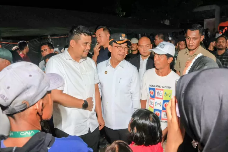 Gubsu Muhammad Bobby Afif Nasution bersama Bupati Tapsel H. Gus Irawan Pasaribu turun langsung melayani pengungsi korban banjir bandang di posko pengungsian Desa Batu Hula, Kecamatan Batangtoru, Kabupaten Tapsel, Jumat (19/12/2025) sore.(Foto : Realitasonline / Riswandy)
