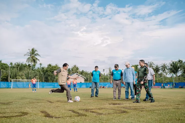 &lrm;Plt Bupati Aceh Selatan Buka Turnamen Sepak Bola Pudeska CUP I dan terlihat Baital Mukadis menendang bola pertan.(realitasonline.id/zul)