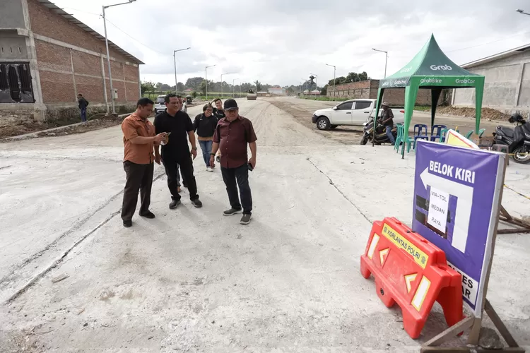 Junaedi bersama Johannes Sihombing pantau jalan alternatif ring road (Realitasonlien.id /RH)