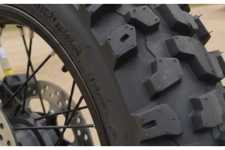  Keterangan foto: Ban Motor (Realitasonline/ Canva)