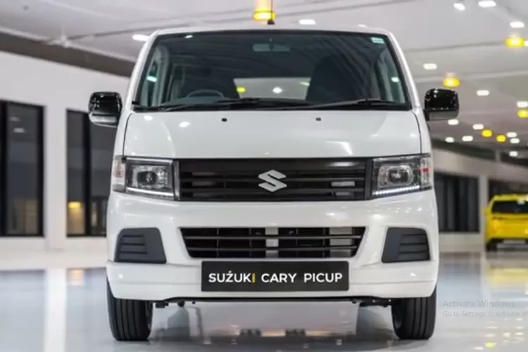 Suzuki Carry 2026 dikenal sebagai kendaraan niaga ringan yang sangat diandalkan untuk berbagai jenis usaha karena mengutamakan kekuatan, efisiensi, dan kepraktisan. (Tangkapan Layar YouTube Car Reviews)