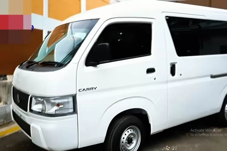 Carry Pickup yang diubah menjadi armada travel oleh karoseri DSP Styling adalah contoh modifikasi ekstrem yang mengubah total fungsi kendaraan niaga sederhana menjadi transportasi penumpang jarak jauh yang nyaman dan menarik. (Tangkapan Layar YouTube DSP Styling Works)