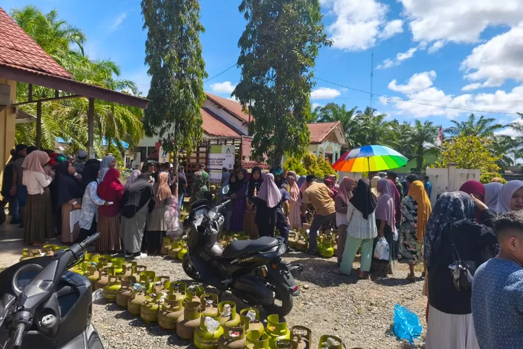 Antrian LPG isi 3 kilogram dalam rangka operasi pasar berlangsung di salah satu kantor Camat,  Kabupaten Abdya