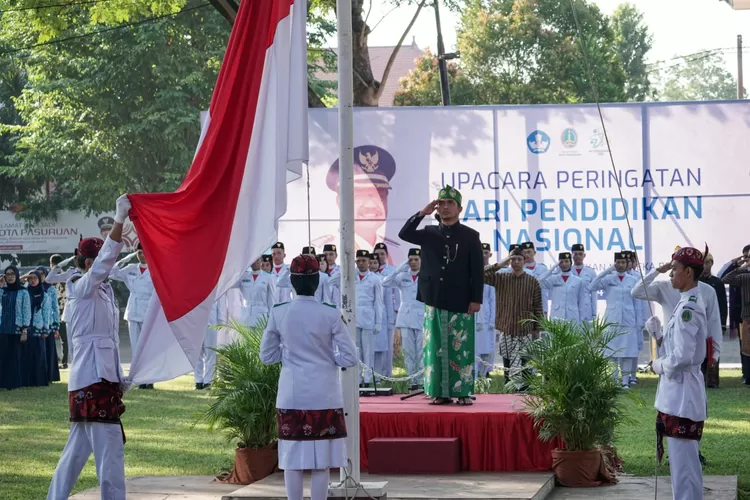 Wakil Wali Kota Pasuruan, Adi Wibowo (Mas Adi), memimpin upacara Hari Pendidikan Nasional (Hardiknas) Tahun 2024. Foto: dok.pemkotpasuruan