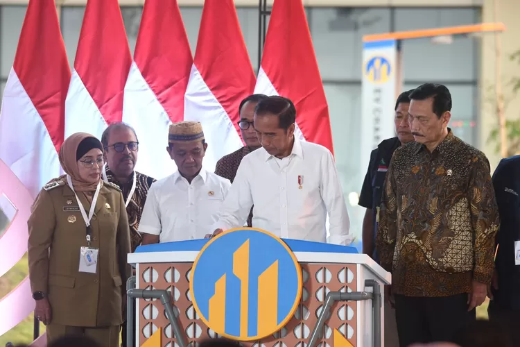 Presiden RI Joko Widodo (kedua kanan).